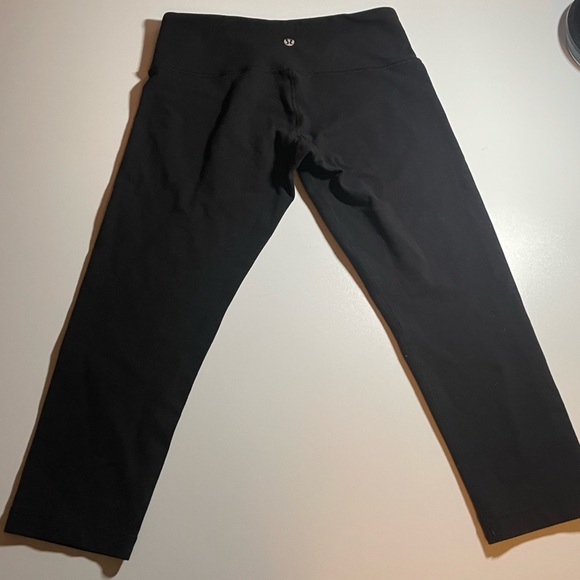 Lululemon- Wunder Under Crops (20”) - Picture 3 of 9